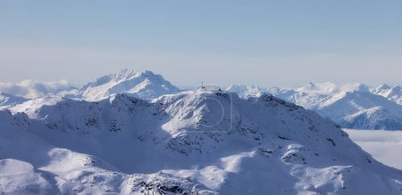 Whistler Peak Skigebiet vom Blackcomb Mountain aus gesehen. Winterzeit. Hintergrund der kanadischen Naturlandschaft.
