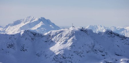 Téléchargez les photos : Whistler Peak Ski Resort Viewed from Blackcomb Mountain. Winter Season. Canadian Nature Landscape Background. - en image libre de droit