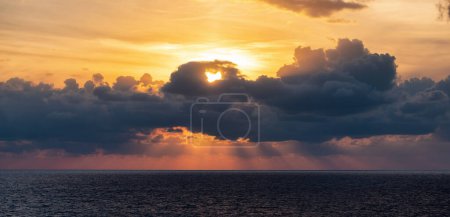 Foto de Dramático cielo colorido atardecer sobre el mar Mediterráneo. Nubes con rayos de sol. Cloudscape Naturaleza Fondo. - Imagen libre de derechos