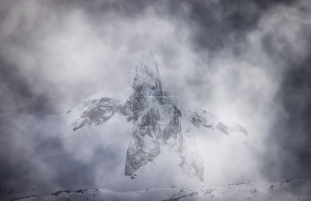 Téléchargez les photos : Snow and Cloud covered Canadian Nature Mountain Landscape Background. Winter Season in Whistler, British Columbia, Canada. - en image libre de droit