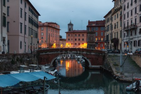 Téléchargez les photos : Marina, pont et bâtiments historiques à Livourne, Toscane, Italie. Levé de soleil nuageux. - en image libre de droit