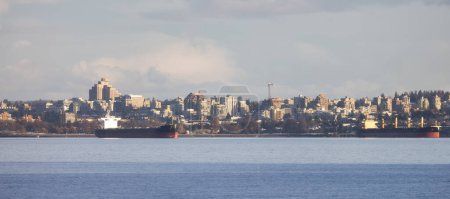 Téléchargez les photos : Vancouver City, Ships, Residential Homes and Buildings. British Columbia, Canada. Cloudy Sunset. - en image libre de droit