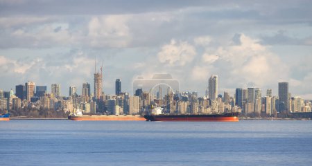 Foto de Ships and Vancouver Downtown Skyline on West Coast of Pacific Ocean. Columbia Británica, Canadá. Nublado atardecer. - Imagen libre de derechos