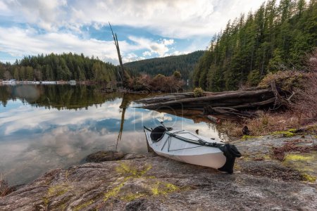Téléchargez les photos : Faire du kayak en eau calme avec Canadian Mountain Landscape Background. Lac Buntzen à Vancouver, Colombie-Britannique, Canada. - en image libre de droit