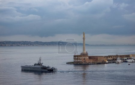 Foto de Puerto en una ciudad turística Messina, Sicilia, Italia. Cielo nublado del amanecer. - Imagen libre de derechos