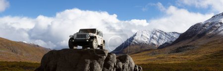 Téléchargez les photos : Yukon, Canada - 31 août 2020 : Jeep au sommet de rochers avec paysage montagneux en arrière-plan. Composition du véhicule de rendu 3d. - en image libre de droit