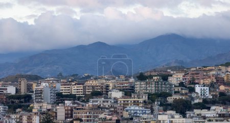 Foto de Casas y apartamentos Edificios en una ciudad turística Messina, Sicilia, Italia. Nublado cielo del amanecer. Antena - Imagen libre de derechos