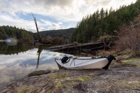 Foto de Kayak en aguas tranquilas con fondo de paisaje montañoso canadiense. Buntzen Lake en Vancouver, Columbia Británica, Canadá. - Imagen libre de derechos