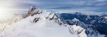 Téléchargez les photos : Vue panoramique aérienne du paysage montagneux canadien. Squamish, Colombie-Britannique, Canada. Nature Contexte Panorama. Sunset Sky Art Render - en image libre de droit