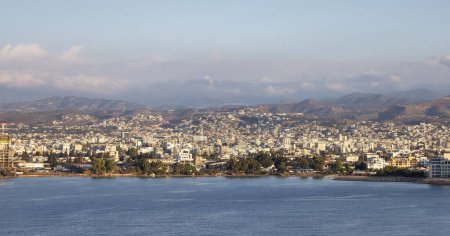 Foto de Paisaje urbano moderno en la costa del mar. Limassol, Chipre. Edificios urbanos - Imagen libre de derechos