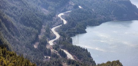 Téléchargez les photos : Vue aérienne de l'autoroute Sea to Sky à Squamish, C.-B., Canada. Journée ensoleillée. - en image libre de droit