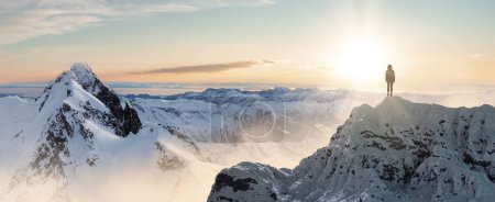 Téléchargez les photos : Adventurous Woman Randonneur debout sur le sommet du pic glacé avec des montagnes rocheuses en arrière-plan. Aventure Composite. Rochers de rendu 3d. Image aérienne du paysage de la Colombie-Britannique, Canada. Sunset Sky. Illustration 3D - en image libre de droit