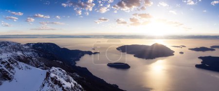 Téléchargez les photos : Canadian Mountain Landscape on the West Coast of Pacific Ocean. Panorama aérien. Near Squamish et Vancouver, BC, Canada. Sunset Sky Art Render. - en image libre de droit