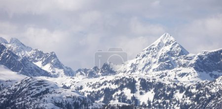 Téléchargez les photos : Tantalus Range Montagne couverte de neige. Paysage canadien Nature Contexte. Squamish, C.-B., Canada. - en image libre de droit