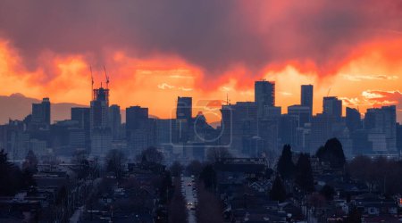 Foto de Vancouver City y Downtown Building Skyline. Cielo nublado dramático. Vista aérea desde Capitol Hill, Burnaby, BC, Canadá. - Imagen libre de derechos