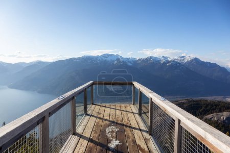 Téléchargez les photos : Point de vue panoramique du paysage montagneux canadien. Journée ensoleillée. Squamish, Colombie-Britannique, Canada. - en image libre de droit