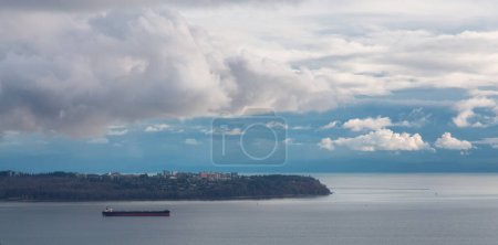 Téléchargez les photos : Ciel nuageux coloré sur la côte ouest de l'océan Pacifique. Cloudscape Nature Background. Vancouver, Colombie-Britannique, Canada. - en image libre de droit