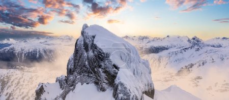 Foto de Vista panorámica aérea de Black Tusk. Montaña Canadiense Naturaleza Paisaje Fondo. Cerca de Whistler y Squamish, BC, Canadá. Sunrise Sky Art Render. - Imagen libre de derechos