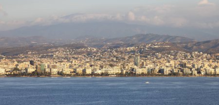 Téléchargez les photos : Paysage urbain moderne sur la côte de la mer. Limassol, Chypre. Bâtiments municipaux - en image libre de droit