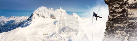 Foto de Hombre aventurero adulto cayendo por un acantilado rocoso. Compuesto de aventura extrema. 3d renderizado acantilado de montaña obras de arte. Paisaje de fondo aéreo de Columbia Británica, Canadá. - Imagen libre de derechos