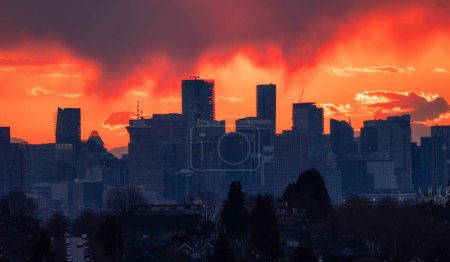 Téléchargez les photos : Vancouver City and Downtown Building Skyline. Ciel nuageux dramatique. Vue Aérienne De Capitol Hill, Burnaby, BC, Canada. - en image libre de droit