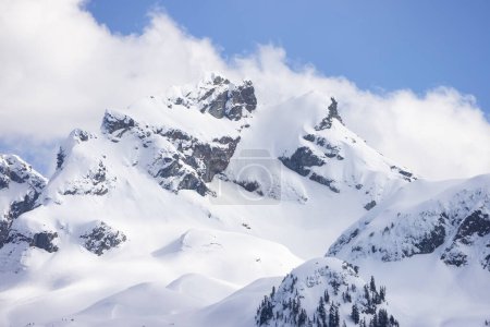 Foto de Sky Pilot Mountain cubierto de nieve. Fondo de la naturaleza paisajística canadiense. Squamish, BC, Canadá. - Imagen libre de derechos