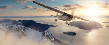 Téléchargez les photos : Avion survolant le paysage montagneux canadien sur la côte ouest. Adventure Travel Concept. Plan de rendu 3d. Vue Aérienne près de Squamish et Vancouver, BC, Canada. - en image libre de droit