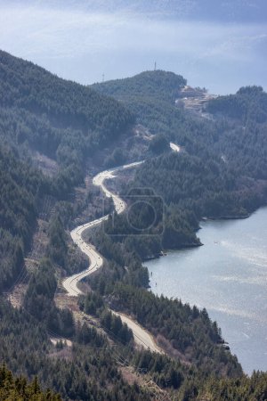 Foto de Vista aérea de Sea to Sky Highway en Squamish, BC, Canadá. Día soleado. - Imagen libre de derechos