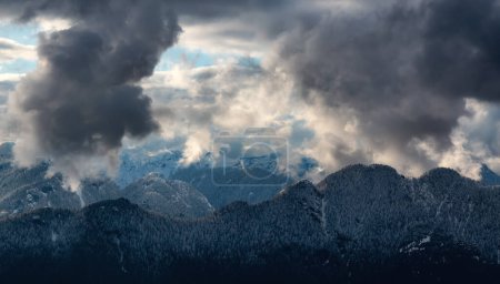 Téléchargez les photos : Vue aérienne du paysage montagneux canadien recouvert de neige et de nuages. Nature Contexte. près de Vancouver, BC, Canada. - en image libre de droit