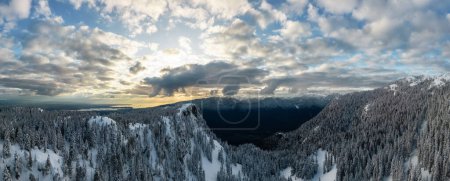 Téléchargez les photos : Paysage montagneux canadien couvert de neige. Nature aérienne Arrière-plan. Près de Vancouver, Colombie-Britannique, Canada. Sunset Sky. Vue panoramique. - en image libre de droit