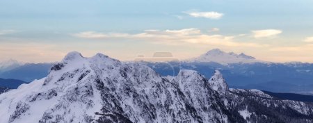 Téléchargez les photos : Paysage montagnard canadien Nature aérienne. Près de Fraser Valley, Colombie-Britannique, Canada. Sunrise Sky. Vue panoramique. Mnt Baker en arrière-plan - en image libre de droit