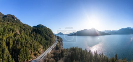 Téléchargez les photos : Vue aérienne de l'autoroute Sea to Sky dans le détroit de Howe. Sunset Sky. Entre Squamish et Vancouver, BC, Canada. Panorama Contexte - en image libre de droit