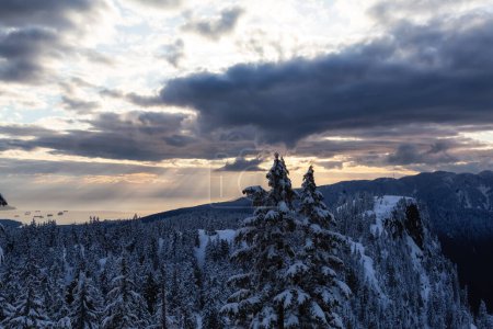 Téléchargez les photos : Paysage montagneux canadien couvert de neige. Seymour Mountain, North Vancouver, Colombie-Britannique, Canada. Nature Contexte - en image libre de droit