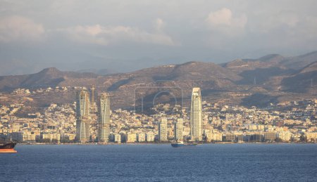 Téléchargez les photos : Paysage urbain moderne sur la côte de la mer. Limassol, Chypre. Bâtiments municipaux - en image libre de droit