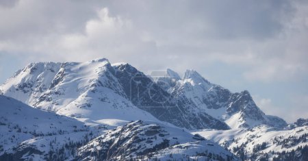 Foto de Montaña de la cordillera Tántalo cubierta de nieve. Fondo de la naturaleza paisajística canadiense. Squamish, BC, Canadá. - Imagen libre de derechos