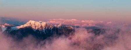 Téléchargez les photos : Paysage côtier canadien couvert de neige. Vue aérienne depuis l'avion. Près de Vancouver, Colombie-Britannique, Canada. Nature Contexte. Panorama - en image libre de droit