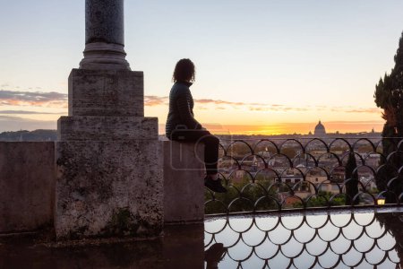 Téléchargez les photos : Voyage Femme regardant coucher de soleil dans la ville historique. Rome, Italie. - en image libre de droit