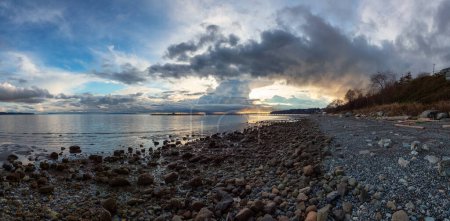 Téléchargez les photos : Rocky Beach et White Rock Pier sur la côte ouest de l'océan Pacifique. Ciel nuageux dramatique au coucher du soleil. Vancouver, Colombie-Britannique, Canada. Panorama - en image libre de droit