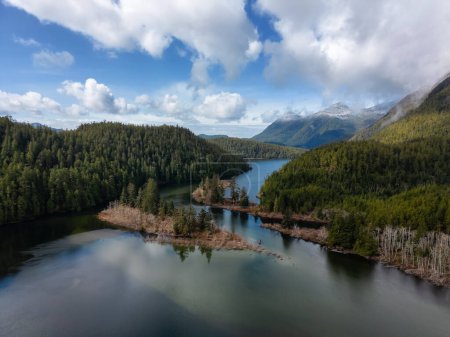 Foto de Vista panorámica aérea del paisaje montañoso canadiense y el lago. Tomado en la isla de Vancouver, Columbia Británica, Canadá. Naturaleza Antecedentes Panorama - Imagen libre de derechos