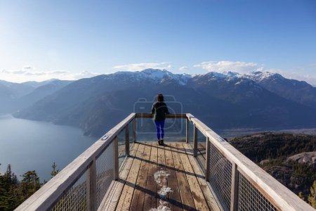 Aussichtspunkt einer malerischen Wanderung in der kanadischen Berglandschaft. Abenteuer Wanderin stehend. Sonniger Tag. Squamish, British Columbia, Kanada.