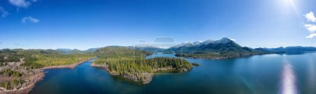 Foto de Vista panorámica aérea del paisaje montañoso canadiense y el lago. Tomado en la isla de Vancouver, Columbia Británica, Canadá. Naturaleza Antecedentes Panorama - Imagen libre de derechos