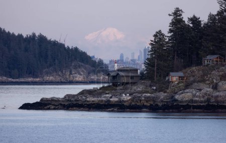 Foto de Cabañas en Passage Island con Downtown City, Lighthouse Park y Mnt Baker en segundo plano. Vancouver, Columbia Británica, Canadá. - Imagen libre de derechos