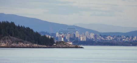 Téléchargez les photos : Parc des phares et ville avec des montagnes en arrière-plan. Coucher de soleil. West Vancouver, Colombie-Britannique, Canada. - en image libre de droit