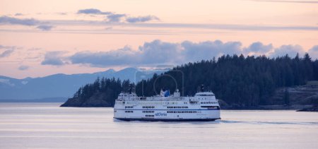 Téléchargez les photos : Vancouver Ouest, Colombie-Britannique, Canada - Le 14 avril 2023 : BC Ferries quitte le terminal de Horseshoe Bay dans le détroit de Howe pendant le coucher de soleil coloré. - en image libre de droit