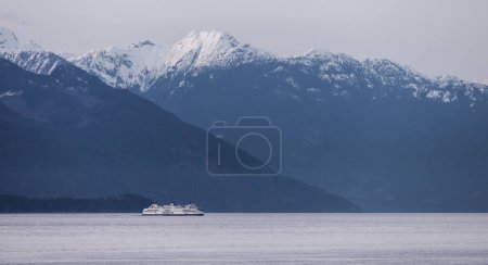 Foto de West Vancouver, British Columbia, Canadá - 14 de abril de 2023: BC Ferries sale de la terminal de Horseshoe Bay en Howe Sound durante el colorido atardecer. - Imagen libre de derechos