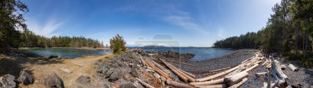 Téléchargez les photos : Rocky Shore sur la côte ouest de l'océan Pacifique à Nanoose Bay. Île de Vancouver, Colombie-Britannique, Canada. Ciel ensoleillé. Panorama canadien de la nature Contexte - en image libre de droit