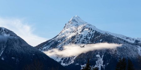 Téléchargez les photos : Pic de montagne enneigé pendant la journée ensoleillée d'hiver. Avion volant. Squamish, Colombie-Britannique, Canada. - en image libre de droit
