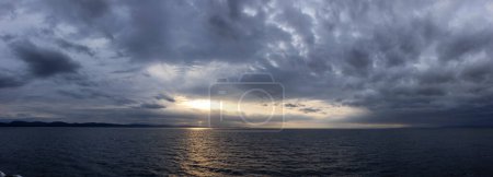 Téléchargez les photos : Nuageux Paysage nuageux pendant l'orage sur la côte ouest de l'océan Pacifique. Colombie-Britannique, Canada. Sunset Sky. Panorama - en image libre de droit