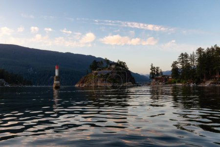 Téléchargez les photos : Maisons résidentielles sur l'eau à Belcarra, Vancouver, BC, Canada. Coucher de soleil ensoleillé. - en image libre de droit