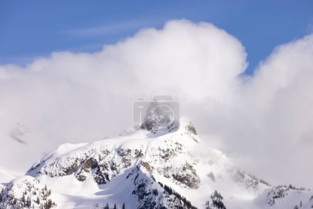 Téléchargez les photos : Sky Pilot Montagne couverte de neige. Paysage canadien Nature Contexte. Squamish, Colombie-Britannique, Canada. Journée ensoleillée - en image libre de droit